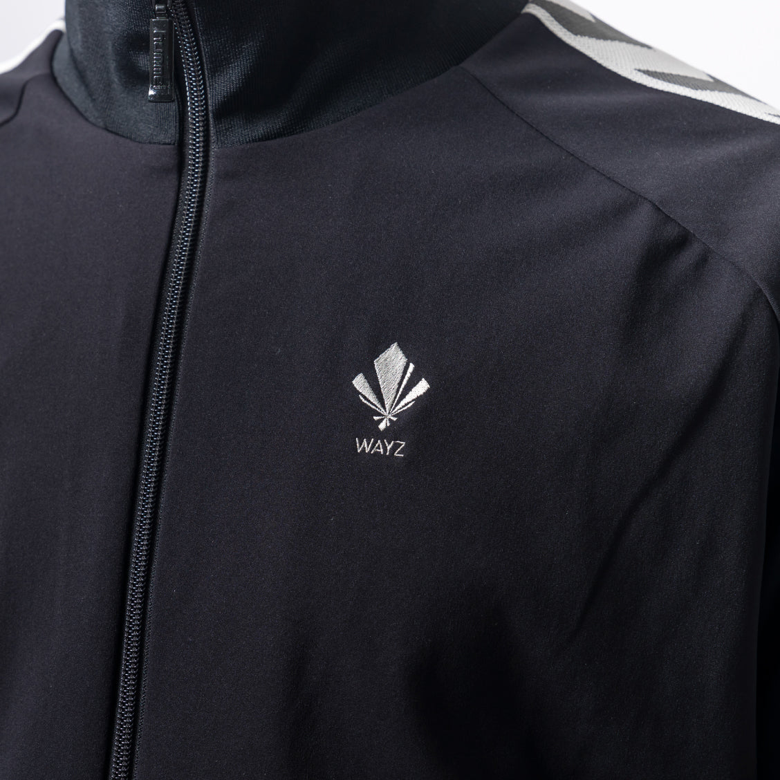 hummel PLAYコラボ 選手移動着トラックジャケット