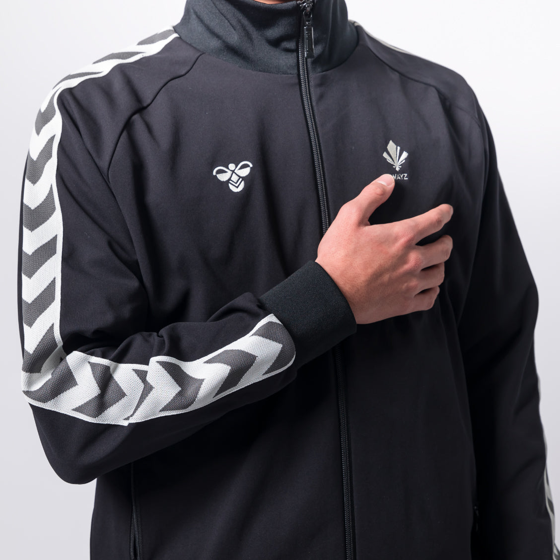 hummel PLAYコラボ 選手移動着トラックジャケット