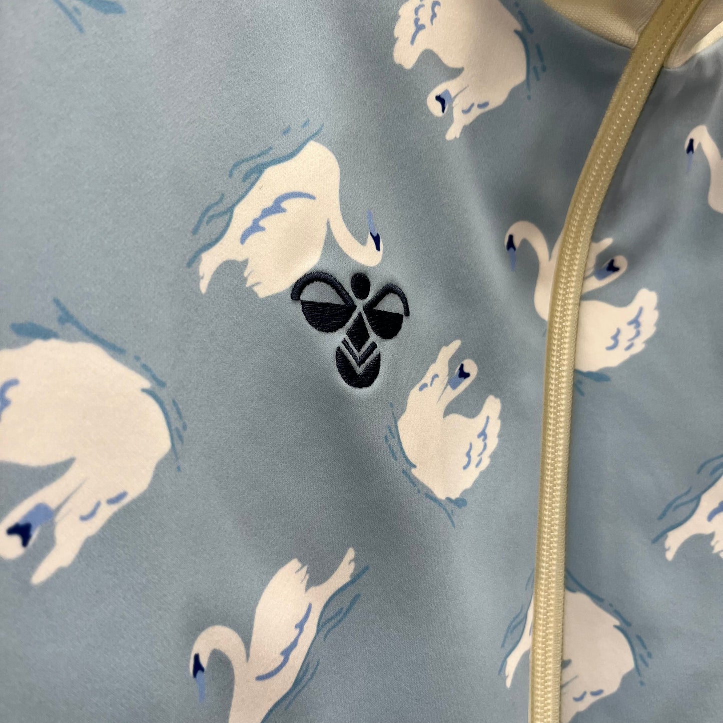 hummel PLAYコラボ 選手入場時着用トラックジャケット