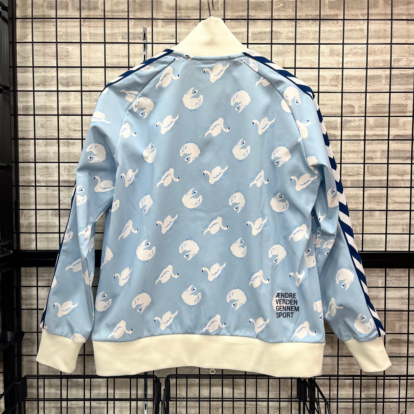 hummel PLAYコラボ 選手入場時着用トラックジャケット
